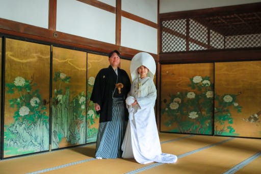 まず、目を引くのは豪華な襖絵。