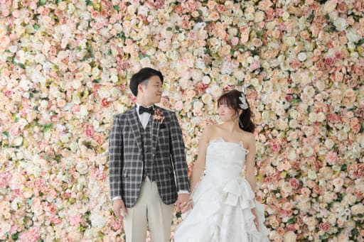 仲良く手を繋いで