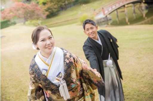 ロケーションならではの動きを取り入れたショット。程よい距離感が心地よい写真です。