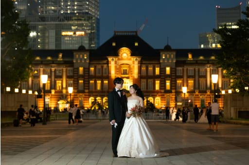 東京駅を背景に