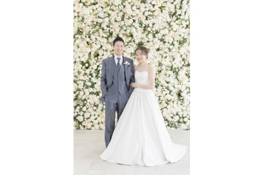 溢れる幸福感、花壁の前で