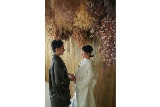 手を取り合って