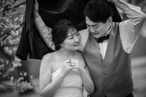 白黒写真が、二人の絆をドラマチックに描き出す