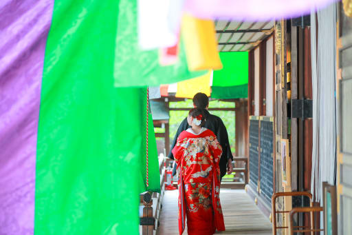 最後に撮影したのは、廊下を渡るお二人の後ろ姿。