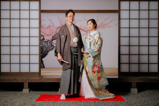 お着物のお絡げをおろして、整えフォーマル写真の撮影