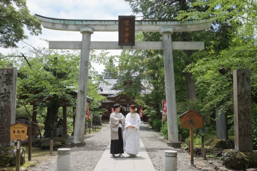 神社の前で
