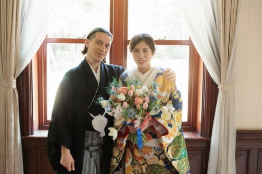 結びは肩を組んで