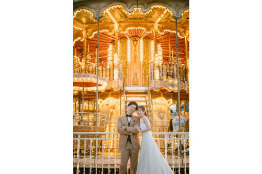 メリーゴーランドの前で