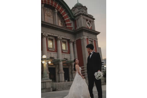 中央公会堂をバックに