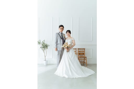 スタジオを変えて洋装も