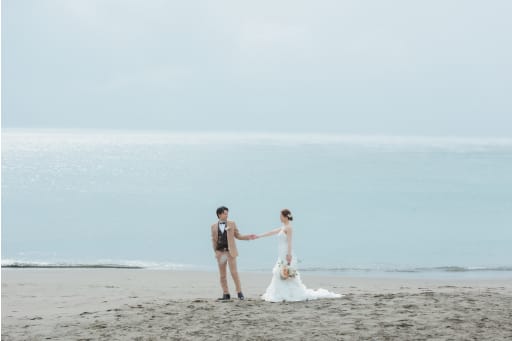 波打ち際で手を繋いで