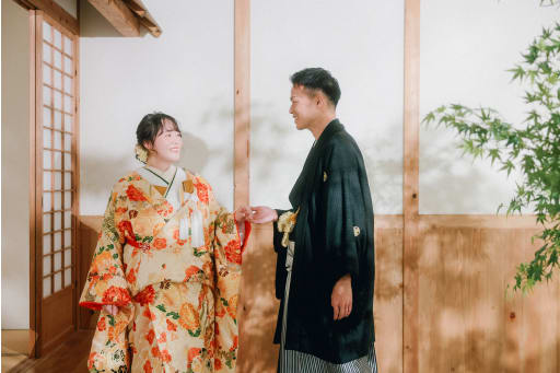 手を取り合って