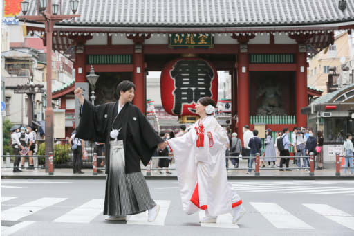 最後はお二人で元気に雷門の前を歩いているところを撮影しました！ちょうど人通りの少ないタイミングが訪れ、ベストショットが撮れました！末永くお幸せに♪