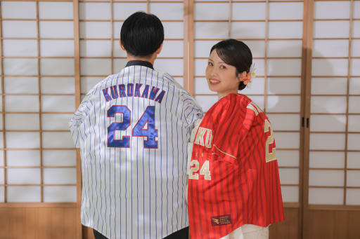 ユニフォームで振り返り笑顔