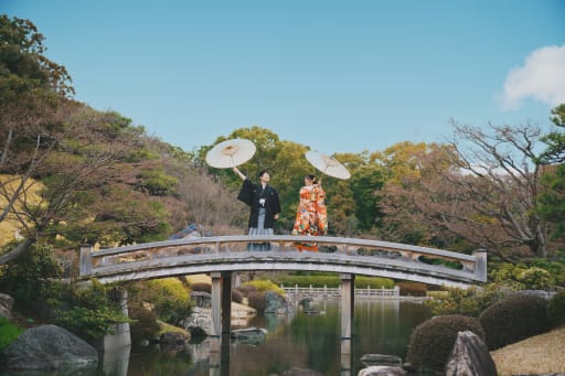 橋の上では リクエストも多くいただく和傘ショットにチャレンジしていただきました！