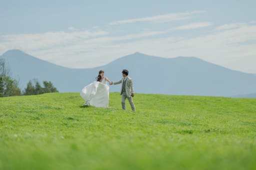 秋の香りを感じる草原の中で