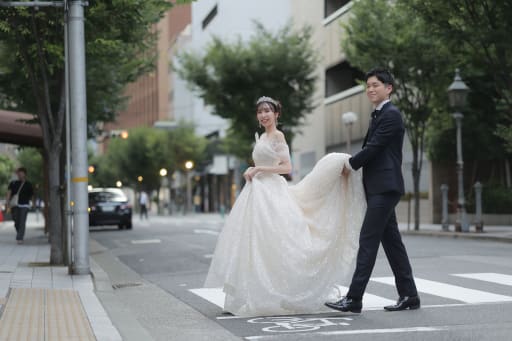 歩きながら自然なお二人を