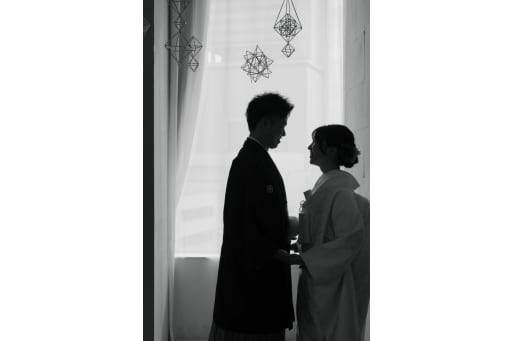 窓辺でシルエット風に