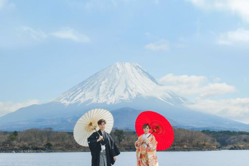 富士山に和傘似合いますね。