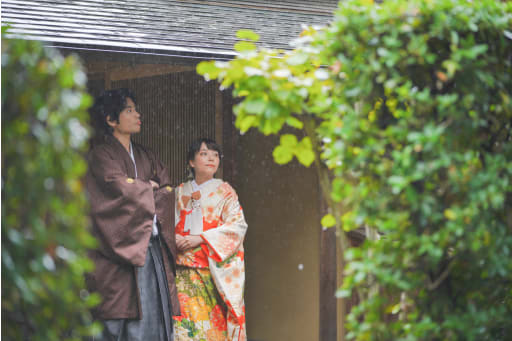 お二人で雨宿り、、