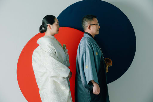 和装スタジオPlusでは赤と青の円を使用した写真も撮れます。