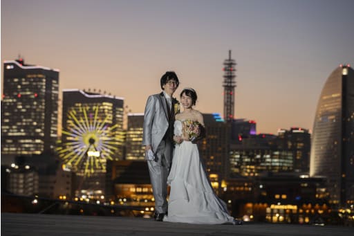 夜景でかっちり立ち姿を