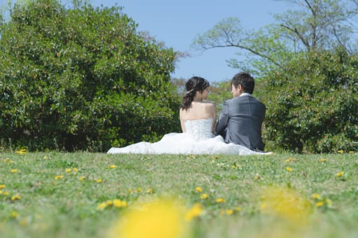 たんぽぽとお二人の後ろ姿