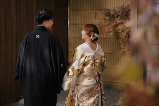 まずはお二人の歩いている後ろ姿から♪ 笑顔の横顔も素敵ですね＾＾