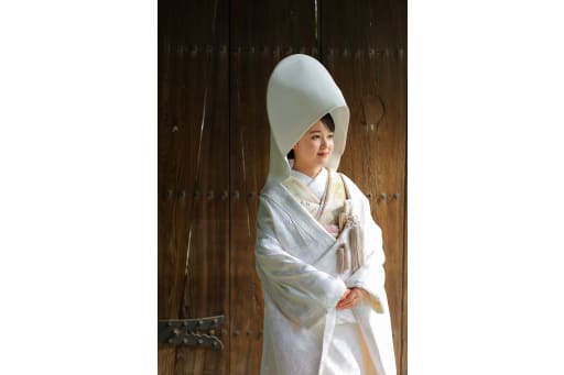 伝統的な美しさに包まれる、気品あふれる綿帽子姿
