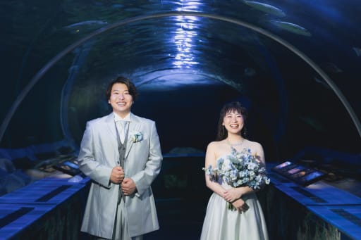 青のトンネルに咲く、満開の笑顔