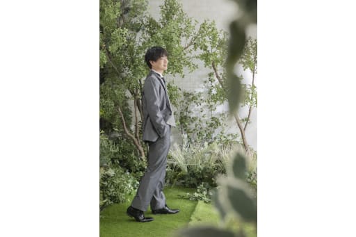 新緑のセットで佇む、凛々しい姿