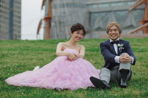 芝生に座って 