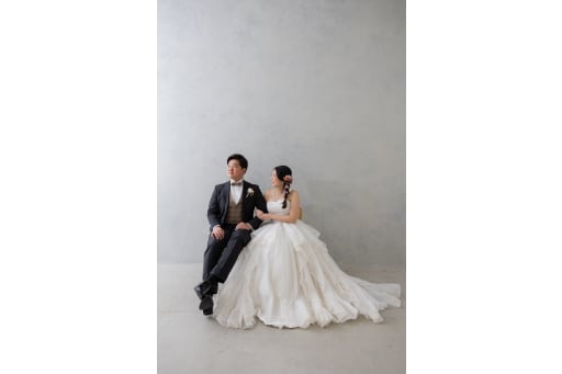 新年あけましておめでとうございます！ スタジオアクア千葉船橋店です。今年も新郎新婦のお二人に寄り添った、 2人だけの素敵なお写真を残してまいりますので、どうぞよろしくお願いいたします！ まずはスタジオで、シンプルに座っているお写真！ お二人とも表情から滲み出る優しさが柔らかくて、とっても素敵です！