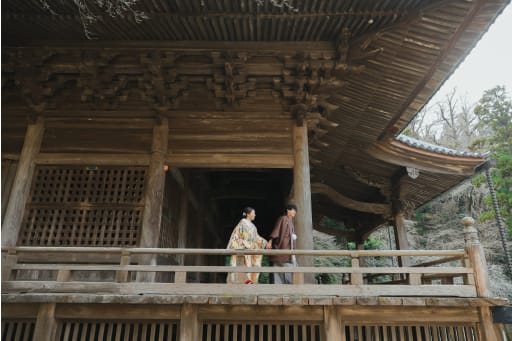 お嫁さんの手を引いて
