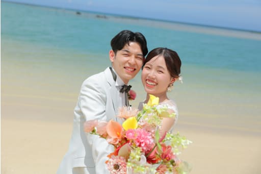 鮮やかなブーケをアクセントにした上半身カット