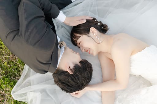 芝生に寝転びショット