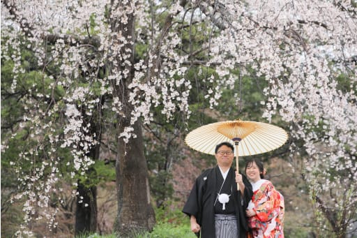 桜の木の下で相合傘のお写真！！にこにこ笑顔が素敵です！！