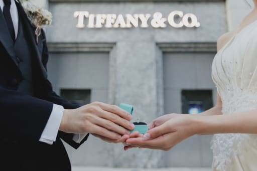 Tiffanyのお店をバックに撮影💍
