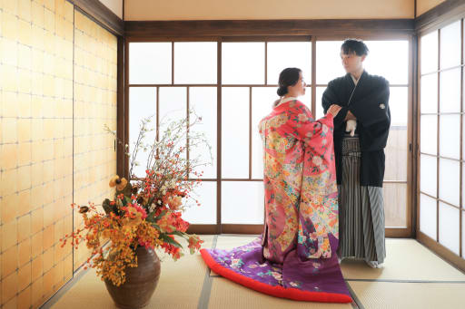 窓から暖かな光が差しこんでいるイメージで撮影いたしました！！