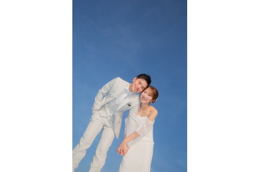 青空バックに笑顔で！