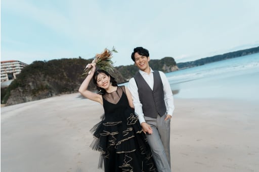 洋装と海と