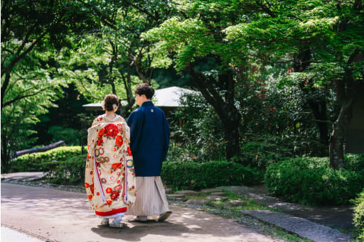 園内を散策する様子も自然体で◎ 