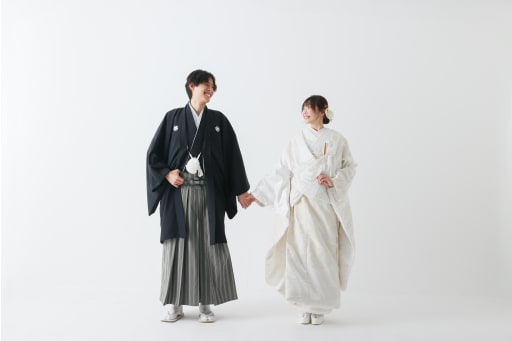 繋いだ手と手、楽しげな会話の瞬間