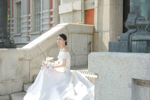 新婦様はサテンの上品なオフショルドレス