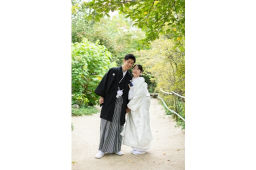 黒の紋付き羽織袴と白無垢が際立つ一枚