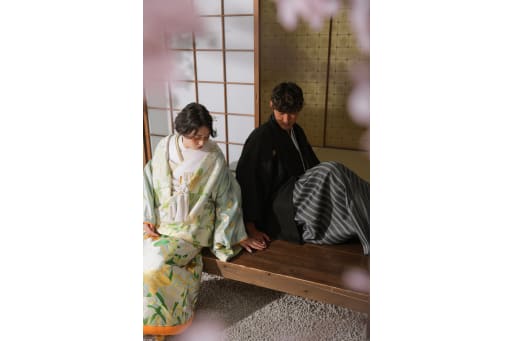 縁側で寄り添いショット