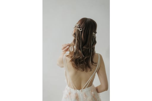 ヘアスタイルはハーフツイン