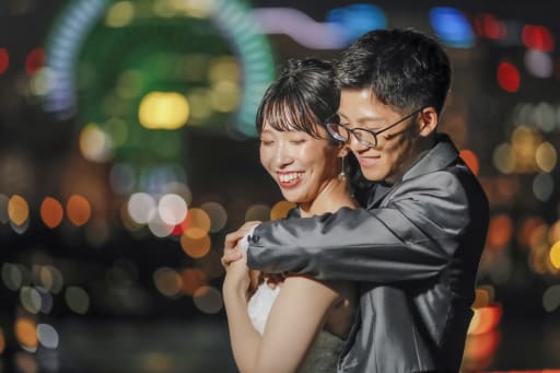 新郎様からバックハグ！