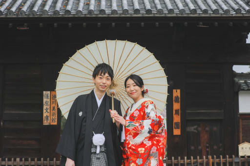 大きな門の前で。