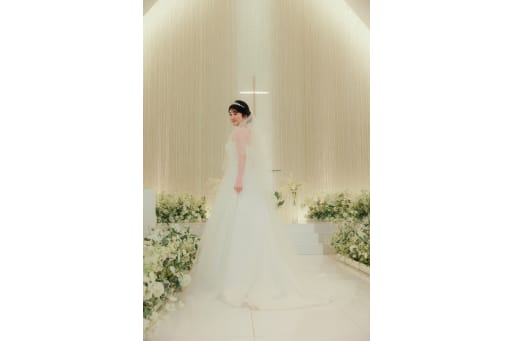新婦さまはサテンとチュールが美しい純白のドレスを